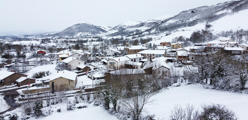 Pueblo cubierto por la nieve