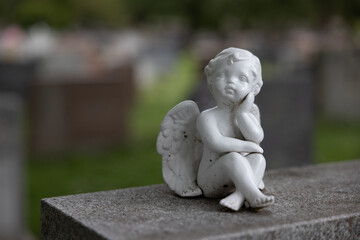 Ange pensif, blanc, cimetière, biblot, horizontal