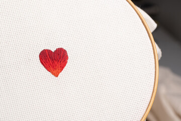 corazón bordado en cuadrillé, recién terminado con hilos rojos DMC, montado en bastidor de...