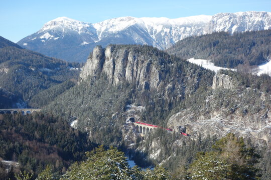 Ein Zug &uuml;berquert den Semmering (Nieder&ouml;sterreich)