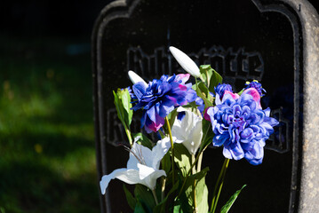 Trauer, Gedenken, Friedhof, Grab, Grabstein, Gesteck, Blumen