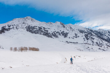Fototapeta na wymiar Montañero en paisaje nevado camino al Aitzkorri, Pais Vasco