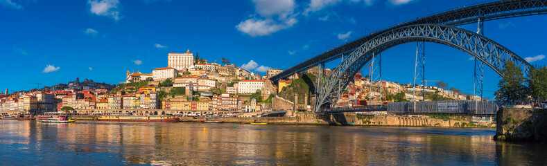 Fototapeta premium Vista panorámica de Oporto y su puente de Don Luis I