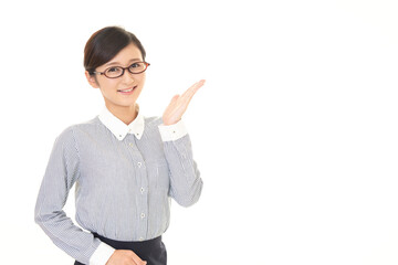 案内する笑顔のビジネスウーマン