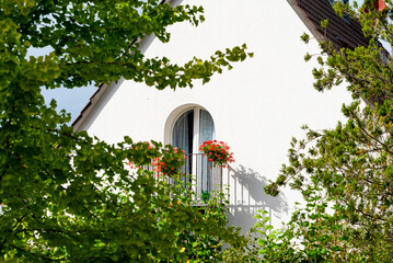 Eigenheim mit Balkon und Blumen