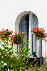 Fototapeta na wymiar Eigenheim mit Balkon und Blumen