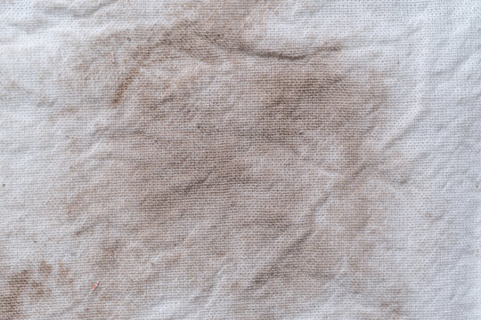 Detalle de textura de tela manta, manchada con polvo caf&eacute; cobrizo