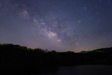 森と山の夜空に輝く天の川