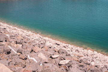 Playa de piedras en lago