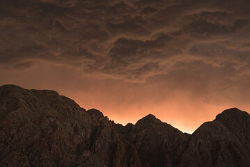 montaña lago en atardecer