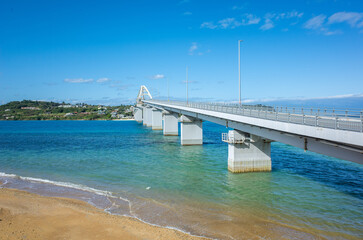 Fototapeta na wymiar 沖縄県の瀬底大橋と青い海
