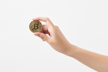 비트코인 동전을 들고 있는 여성의 손