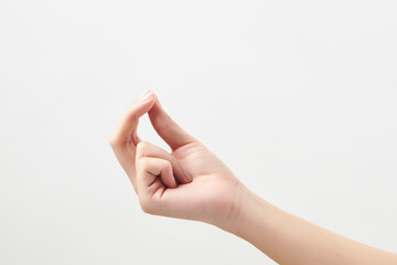 흰 배경에 손가락을 모은 여성의 손