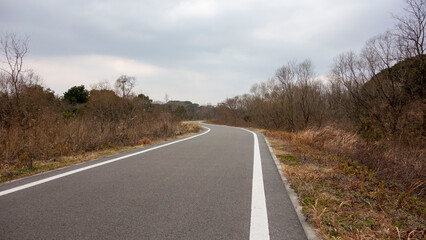 冬の季節に草が枯れた遠賀川のサイクリングロード直方へ向う。Heading directly to the Onga River cycling road where the grass has dried in the winter season.