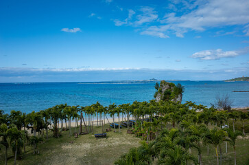 沖縄県の名護市の海岸と公園