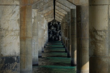 部間大橋の下。本部町、沖縄、日本。
Under the bridge. Okinawa, Japan.