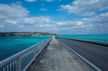 Obraz premium 沖縄県の古宇利島〜屋我地島エリアの海や橋など美しい景色