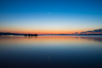 Fototapeta na wymiar 日没直後の湖畔の風景