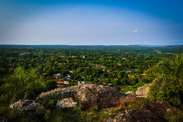 Vista aerea cidade do interior com natureza exuberante