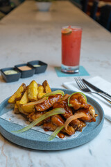 Alista de pollo con papas fritas en un restaurante de lujo en Lima.