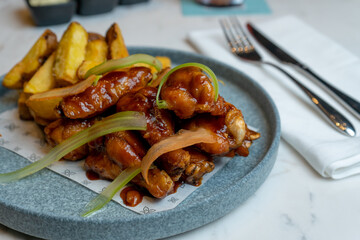 Alista de pollo con papas fritas en un restaurante de lujo en Lima.