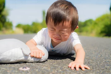 Fotobehang 転んで泣いた2歳児 © Nii Koo Nyan
