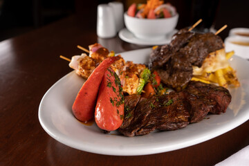 Anticuchos de carne y corazón en la mesa de un restaurante de comida típica en el Perú.