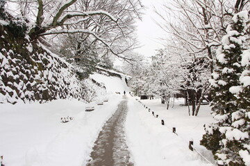 Obraz premium Beautiful Winter Scenery of Kanazawa Castle After Heavy Snowfall in Japan
