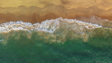 Obraz na płótnie Canvas Waves crashing on the beach 