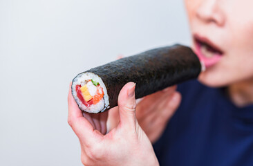 恵方巻 寿司 の まるかぶり 【 節分 の イメージ 】
