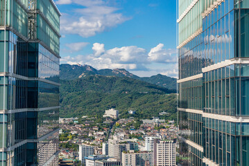두개의 빌딩 사이로 보이는 북촌 한옥마을, 서울.
