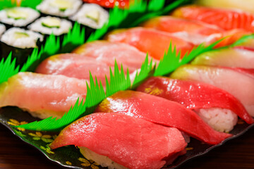 マグロ　大トロ　トロ　【 寿司桶 の 出前 の イメージ 】