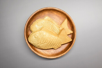 나무로 된 접시에 담긴 붕어빵