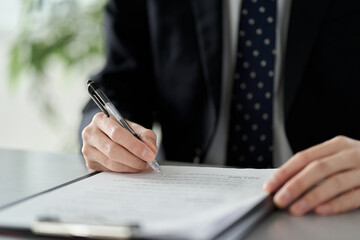 書類の内容をチェックするアジア人ビジネスマン