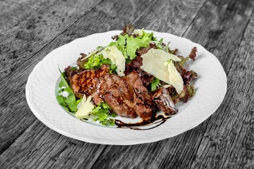 Roasted meat with fresh vegetables and sauce