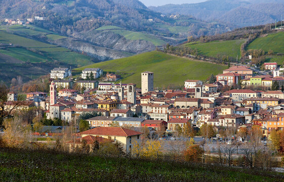 Varzi, Pavia. Panorama della citt&agrave; nel contesto collinare.