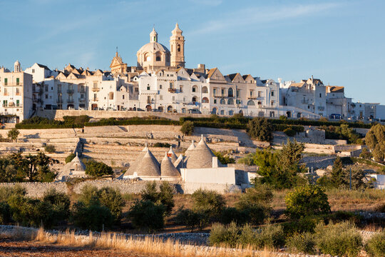 Locorotondo, Bari. Veduta con i trulli verso la cattedrale.