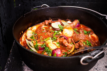 Stifado aus dem Dutch Oven