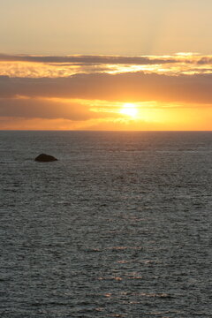 Coucher de soleil au large de Kerlouan et des rochers du M&eacute;n&eacute;ham (Bretagne, Finist&egrave;re Nord, France)