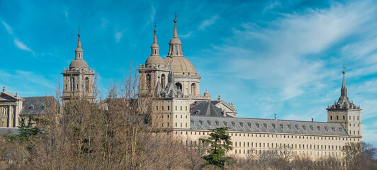 Obraz premium Vista alejada de los campanarios y cimborrio del real monasterio de San Lorenzo de El Escorial, España