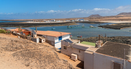 Vista panorámica de Majanicho, un pueblo frente al mar en la costa de la turística Fuerteventura,...
