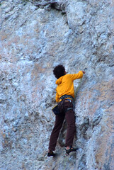 alpinista impegnato su parete