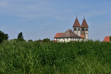 St.-Peter-und-Paul-Kirche mit Gemüsefeld in Niederzellt - Insel Reichenau im Bodensee