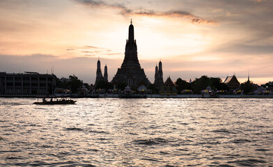 Fototapeta na wymiar Wat Arun in beautiful sunset light,along the Chao Phraya river,Bangkok,Thailand.