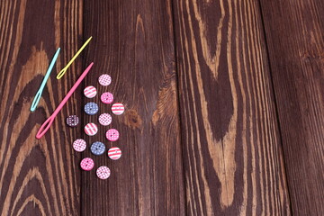Obraz na płótnie Canvas Group of buttons for sewing work on wooden table