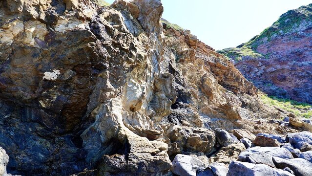 長崎県壱岐の地殻変動の様子がわかる岬の断層