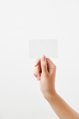 명함 크기의 종이를 들고 있는 여성의 손