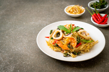  stir fried spicy noodles with sea food