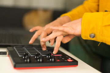 The hands of a man making beats on his MPD MIDI controller © Ranto