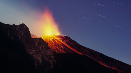 nächtliche Eruption des Vulkans Stromboli